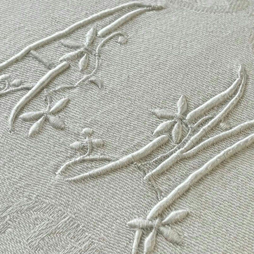 アンティーク　手刺繍　モノグラム　ダマスク生地　クッション　枕